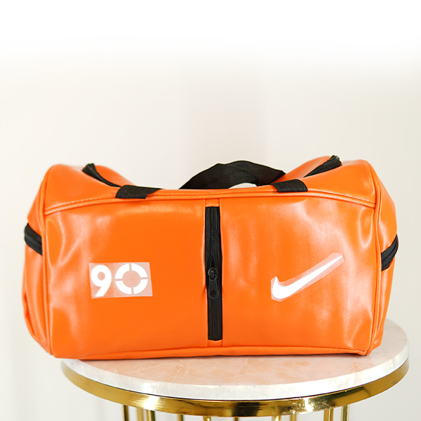 Nike 90 Softball Bag (3) ساک ورزشی نایک 90 بیاله صافتی نارنجی- تصویر جلوی ساک با بند دستی مشکی و علامت نایک سفید و زیپ جلوی عمودی مشکی
