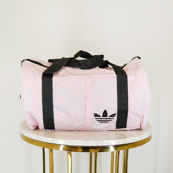 Sports bag with pocket (4) تصویر ساک ورزشی بغل جیب آدیداس صورتی با بند دوشی مشکی و آرم آدیداس مشکی با نوشته آدیداس سفید