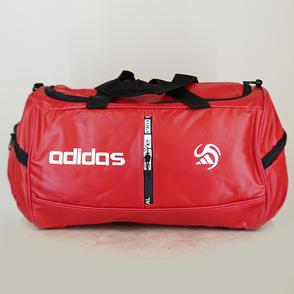 Sieve bag (11) تصویر جلوی ساک ورزشی چرم آدیداس بیاله صافتی قرمز با جیب بغل زیپ دار در دو طرف ساک با زیپ مشکی و یک جیب در جلو با زیپ مشکی عمودی