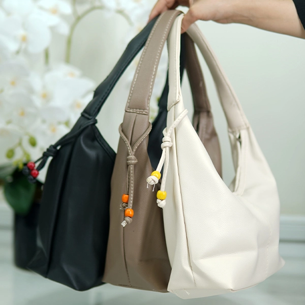 Simple, slouchy girls' bag with a hanging charm - 399-266 (12)