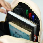 نمای داخل جادار کوله فانتزی سلین با کتاب و لوازم تحریر برای دانشگاه و مدرسه