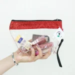 کیف آرایشی طلقی رونیا با نوار لبه اکلیلی قرمز و لوازم آرایشی داخل آن
